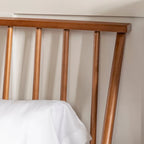 Cama de plataforma con husillos de madera maciza