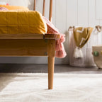 Cama de plataforma con husillos de madera maciza
