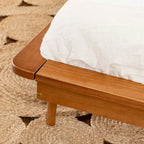Cama de plataforma con husillos de madera maciza