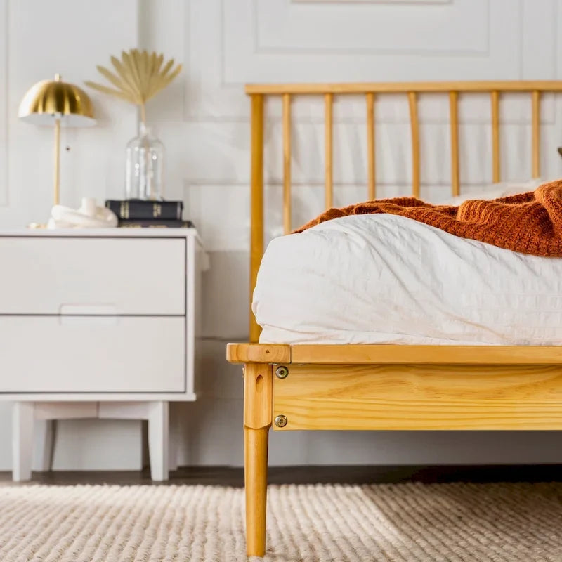 Cama de plataforma con husillos de madera maciza