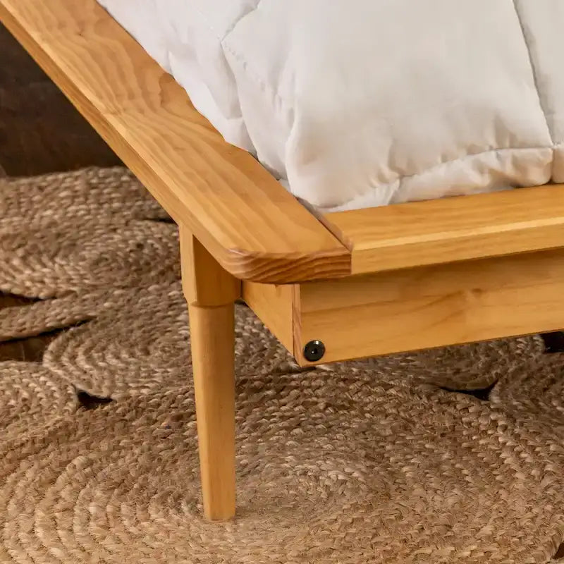 Cama de plataforma con husillos de madera maciza