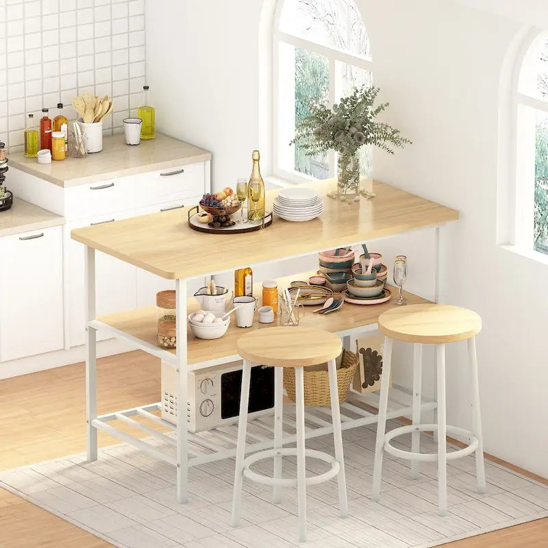 Isla de cocina con 2 taburetes y estantes abiertos