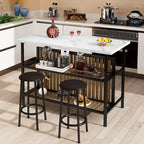 Isla de cocina con 2 taburetes y estantes abiertos