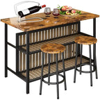 Isla de cocina con 2 taburetes y estantes abiertos