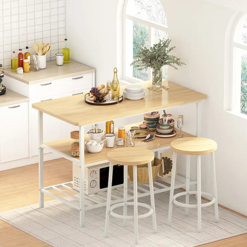 Isla de cocina con 2 taburetes y estantes abiertos
