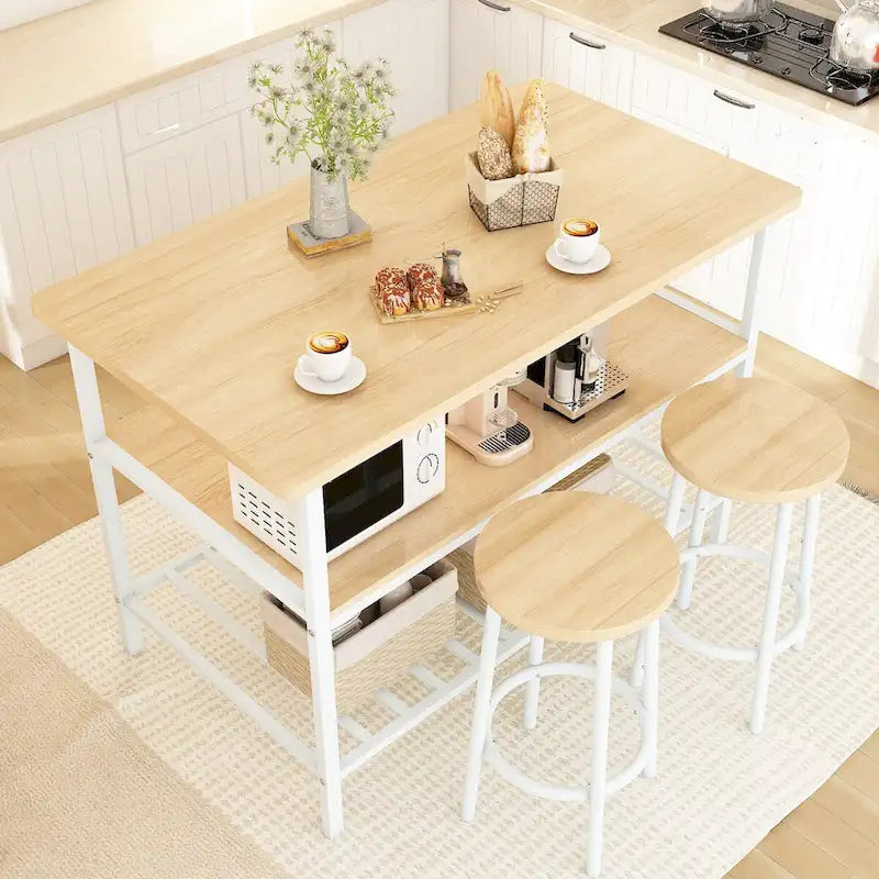 Isla de cocina con 2 taburetes y estantes abiertos