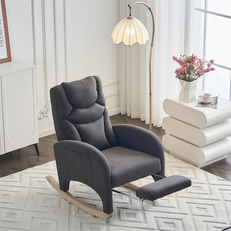 Mecedora tapizada con reposapiés ajustable y bolsillo lateral extraíble