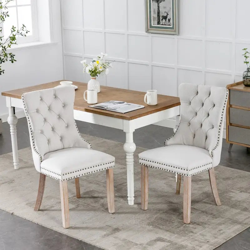Juego de 2 sillas de comedor tapizadas con ribete de tachuelas y patas de madera maciza