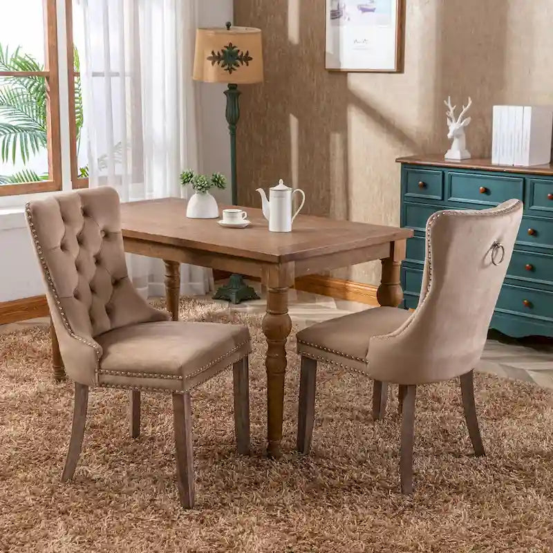 Juego de 2 sillas de comedor tapizadas con ribete de tachuelas y patas de madera maciza